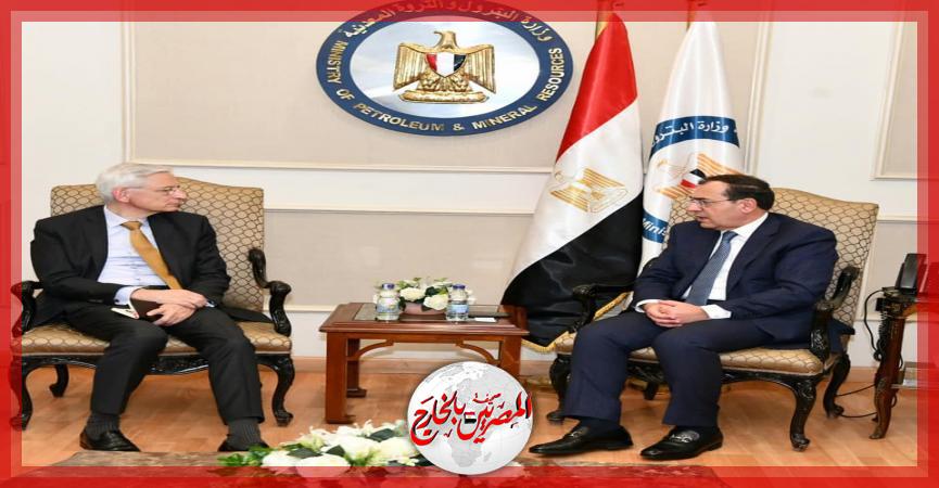 طارق الملا وزير البترول والثروة المعدنية والسفير مارك باريتى السفير الفرنسي