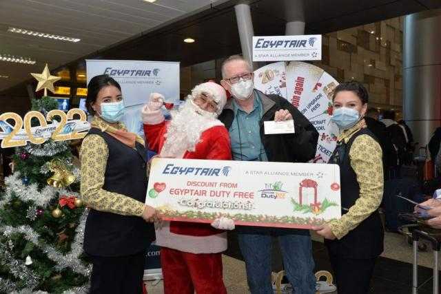 مصر للطيران تحتفل بالكريسماس وتهدي تذاكر سفر مجانية ومخفضة