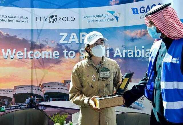 وصول أصغر امرأة تقوم برحلة طيران انفرادي حول العالم إلى السعودية