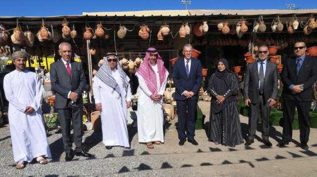 سفراء الدول العربية بمسقط في جولة بقلعة العوامر