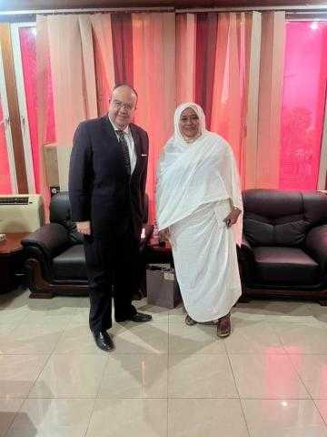 السفير المصري في الخرطوم يلتقي الوزيرة السودانية المكلفة بالتجارة والتموين
