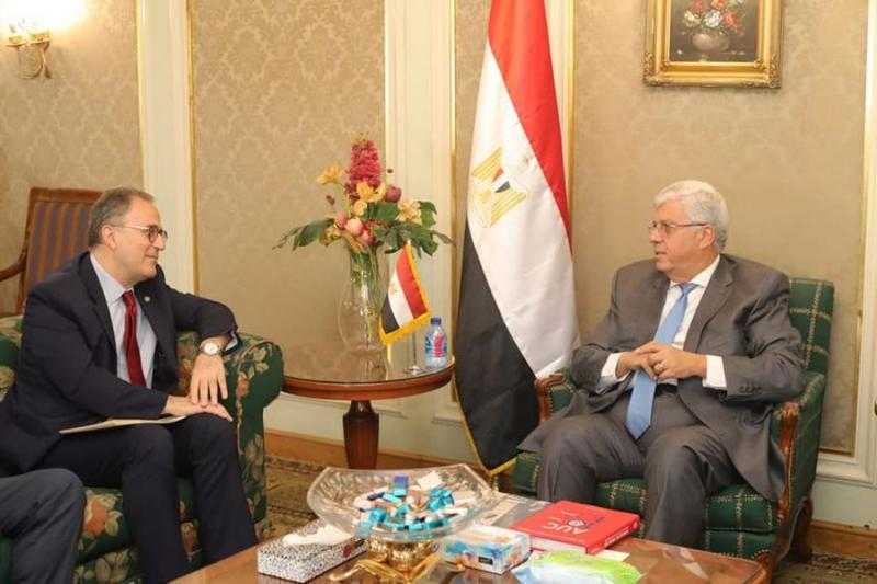 وزير التعليم العالي يبحث آليات التعاون العلمي مع الجامعة الأمريكية بالقاهرة