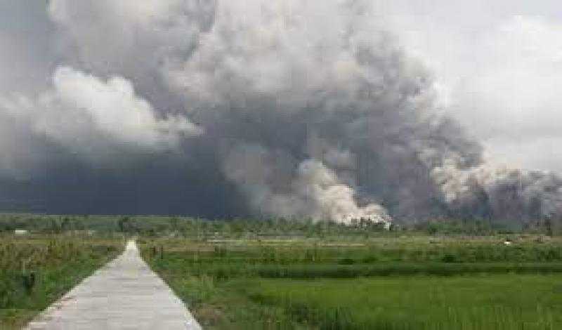 ثوران بركان ”سيميرو” في جزيرة ”جاوة” الإندونيسية والسلطات تحذر السكان