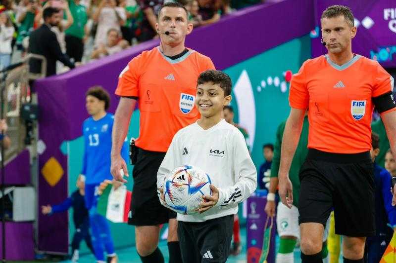 الطفل تميم يقدم كرة المونديال في لقاء الأخضر والمكسيك