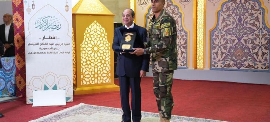 الرئيس عبد الفتاح السيسى  يكرم عددا من أبطال القوات المسلحة