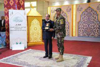 الرئيس عبد الفتاح السيسى  يكرم عددا من أبطال القوات المسلحة