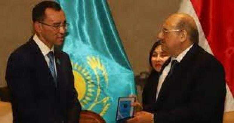 رئيس مجلس الشيوخ يتسلم وسام الصداقة من نظيره بدولة كازاخستان