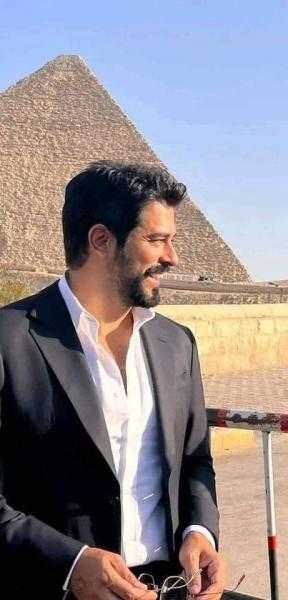 الممثل التركي بوراك أوزجيفيت يزور الأهرامات في مستهل رحلته بمصر