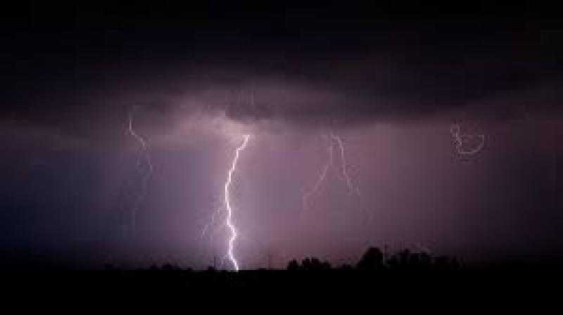هيئة الأرصاد الجوية الفرنسية تعلن حالة ”الإنذار البرتقالي” في 10 أقاليم جديدة بسبب العواصف الرعدية
