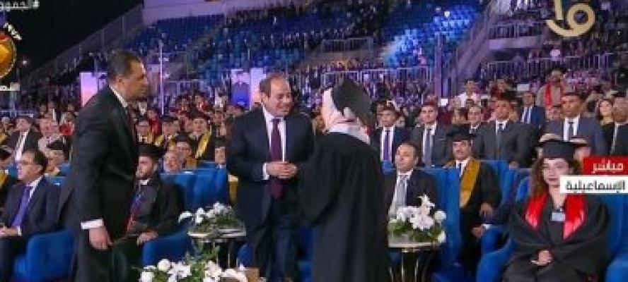 الرئيس السيسي يشهد مسيرة أوائل خريجي الجامعات المصرية خلال حفل التخرج
