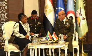 القائد العام للقوات المسلحة وزير الدفاع والإنتاج الحربى يلتقى عدداً من قادة الوفود العسكرية