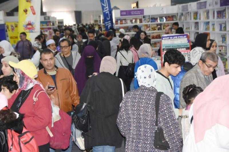 معرِض القاهرة الدولي للكتاب يتخطى المليون زائر بعد ثلاثة أيام فقط من فتح أبوابه للجمهور