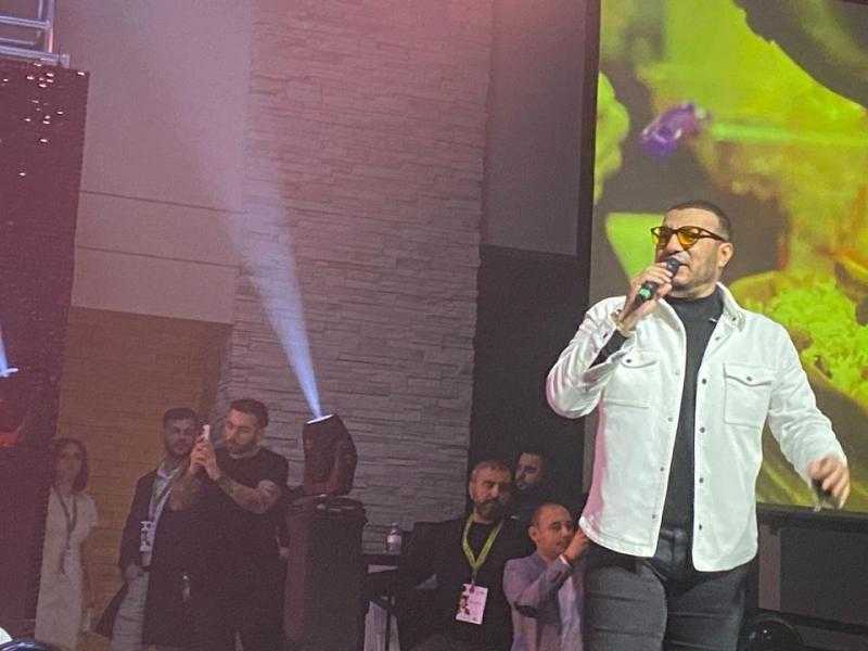 إيهاب توفيق يحيي حفلًا موسيقيًا لمنظمة الفنون الكندية المصرية بتورونتو
