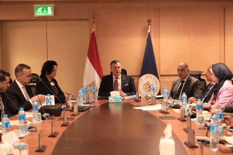 وزير السياحة والآثار يعقد اجتماعاً موسعاً لمناقشة سبل تطوير منتج السياحة النيلية في مصر
