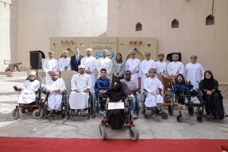 شركة عمان للمرطبات تتبرع بـ 12 كرسي متحرك آليً ضمن مبادرة المسؤولية الاجتماعية للشركات في قلعة نزوى