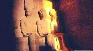 الشمس تتعامد على تمثال الملك رمسيس الثاني بمعبده الكبير بأبوسمبل جنوب أسوان