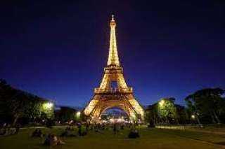 استمرار إغلاق برج ”إيفل” أشهر المعالم الفرنسية لليوم الرابع على التوالي بسبب إضراب موظفيه