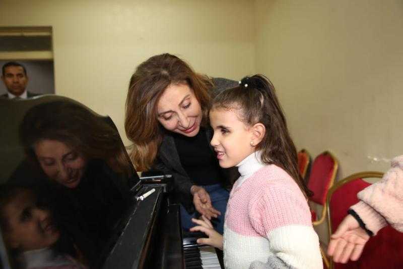 وزيرة الثقافة تحضر أولى دروس العزف على البيانو لطفلة ”قادرون باختلاف” تاليا محمد وتوجه بتوفير كافة أشكال الدعم