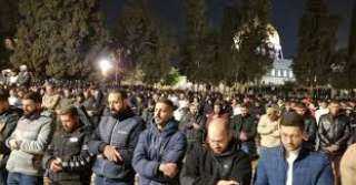 آلاف الفلسطينيين يؤدون صلاتي العشاء والتراويح في رحاب المسجد الأقصى المبارك