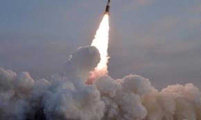 كوريا الشمالية تختبر صاروخًا جديدًا مضادًا للطائرات