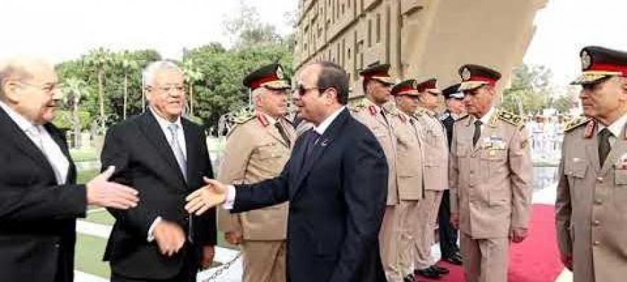 الرئيس  السيسي يضع إكليلاً من الزهور على النصب التذكاري للجندي المجهول في الذكرى الثانية والأربعين لتحرير سيناء