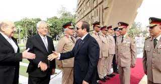 الرئيس  السيسي يضع إكليلاً من الزهور على النصب التذكاري للجندي المجهول في الذكرى الثانية والأربعين لتحرير سيناء