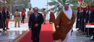 وسط استقبال حافل ..الرئيس السيسي يصل إلى مقر انعقاد قمة البحرين