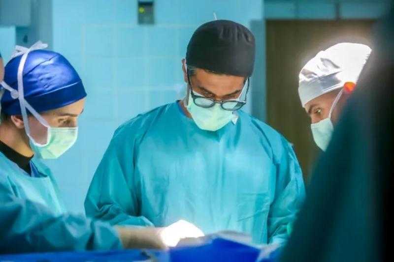 ”التخصصي” ينجح في استئصال ورم دماغي باستخدام الروبوت لأول مرة في العالم