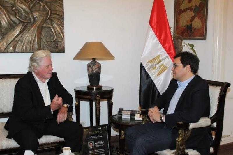 وزير الثقافة يلتقي الفنان الكبير حسين فهمي لبحث الترتيبات النهائية لانطلاق الدورة 46 من مهرجان القاهرة السينمائي الدولي