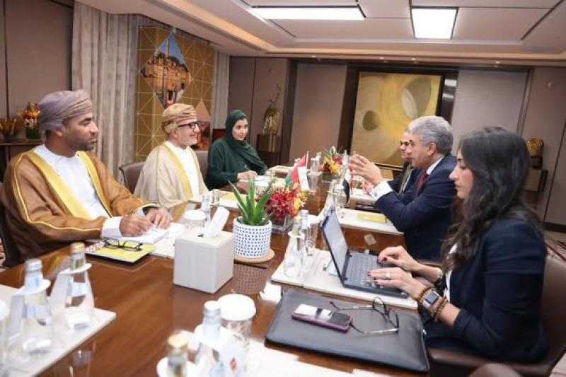 وزير السياحة يبحث مع نظيره العماني سبل تعزيز التعاون المشترك
