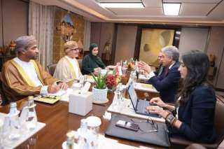 وزير السياحة يبحث مع نظيره العماني سبل تعزيز التعاون المشترك