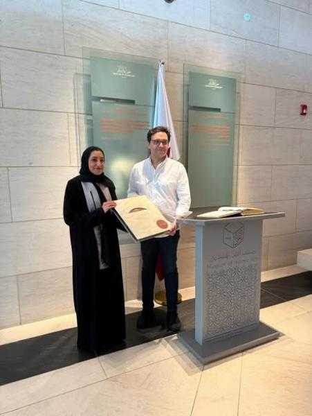 وزير الثقافة يزور متحف الفن الإسلامي بالدوحة