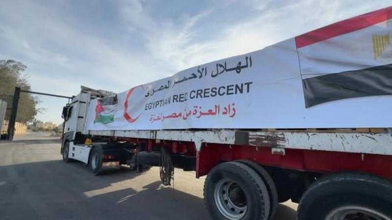 قافلة ”زاد العزة” الـ70 تدخل إلى الفلسطينيين بقطاع غزة