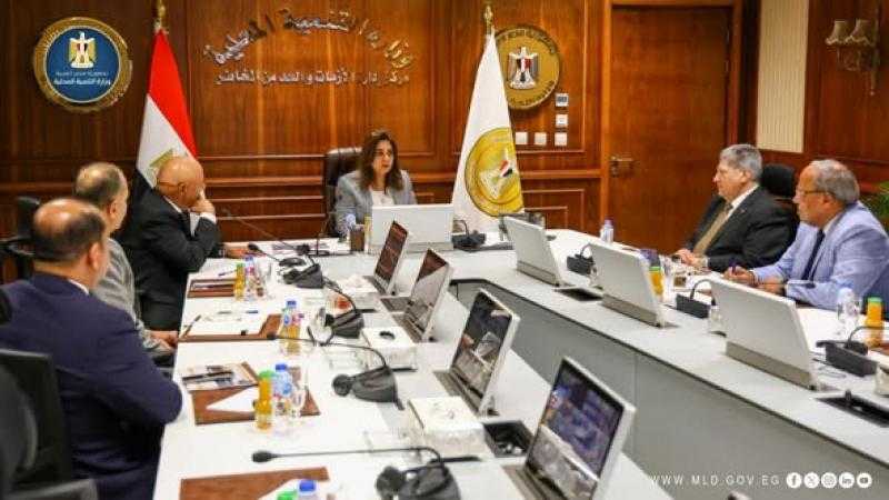 وزيرة التنمية المحلية تتابع سير انتخابات المرحلة الثانية عبر مركز سيطرة الشبكة الوطنية للطوارئ