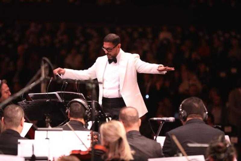 هاني فرحات يقود الأوركسترا الملكي البريطاني في حفل بالأهرامات