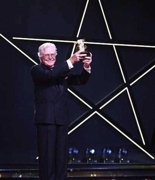 مهرجان مراكش الدولي للفيلم يكرم ”حسين فهمي”.. والنجم الكبير يشكر العاهل المغربي