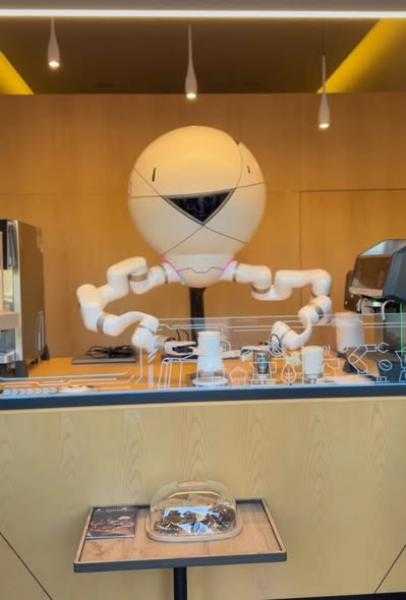 “قهوتك جاهزة”… روبوت صيني يذهل زوار متحف السيارات الملكي في عمّان