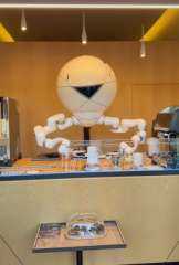 “قهوتك جاهزة”… روبوت صيني يذهل زوار متحف السيارات الملكي في عمّان