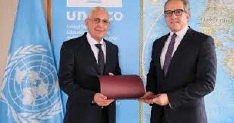 سفير مصر فى باريس يقدم أوراق اعتماده إلى مدير عام منظمة اليونسكو