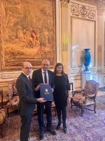 سفير مصر في باريس يُقدم صورة أوراق اعتماده إلى نائب مدير المراسم الفرنسية