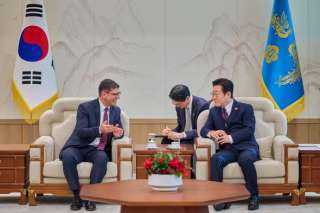 سفير مصر الجديد في سول يقدم أوراق اعتماده إلى الرئيس الكوري