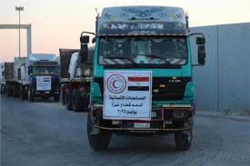 قافلة ”زاد العزة” الـ93 تدخل إلى الفلسطينيين في قطاع غزة