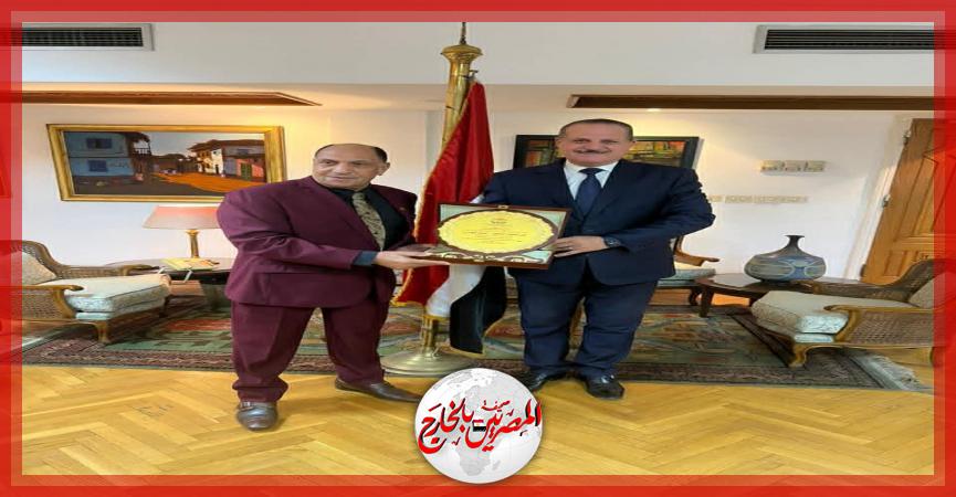 الاتحاد العام للمصريين بالخارج يكرم الدكتور أشرف العزازي