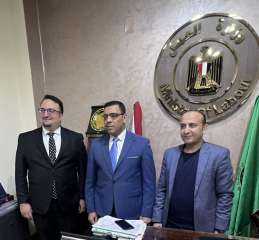 وكيل وزارة العمل بالدقهلية والمستشار العمالي السابق بالرياض يحتفى بابن الدقهلية الباحث... وكيل وزارة العمل بالدقهلية والمستشار العمالي السابق بالرياض يحتفى بابن الدقهلية الباحث فوزى بدوى ويشيد بحصوله على اول دراسة بحثية عن قضايا المصريين بالخارج