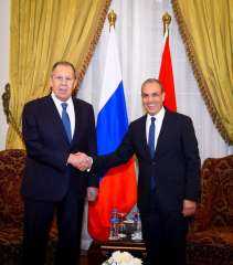 وزير الخارجية ونظيره الروسي يؤكدان اعتزازهما بالعلاقات الوثيقة والشراكة الاستراتيجية بين البلدين