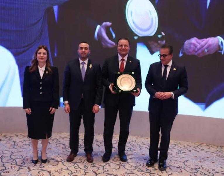 مجلس وزراء الصحة العرب يسلّم رئيس هيئة الاعتماد والرقابة جائزة ”الطبيب العربي” لعام 2025