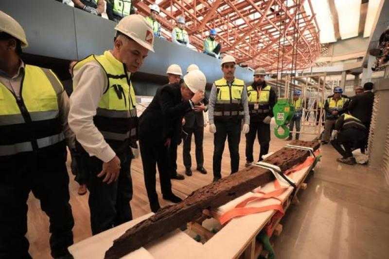 وزير السياحة والآثار يشهد تثبيت أول قطعة خشبية على الهيكل الخاص بإعادة تركيب مركب الملك خوفو الثانية بالمتحف المصري الكبير