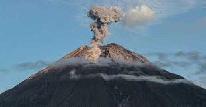 ثوران جبل سيميرو في إندونيسيا يطلق سحبًا ساخنة لمسافة 4 كيلومترات