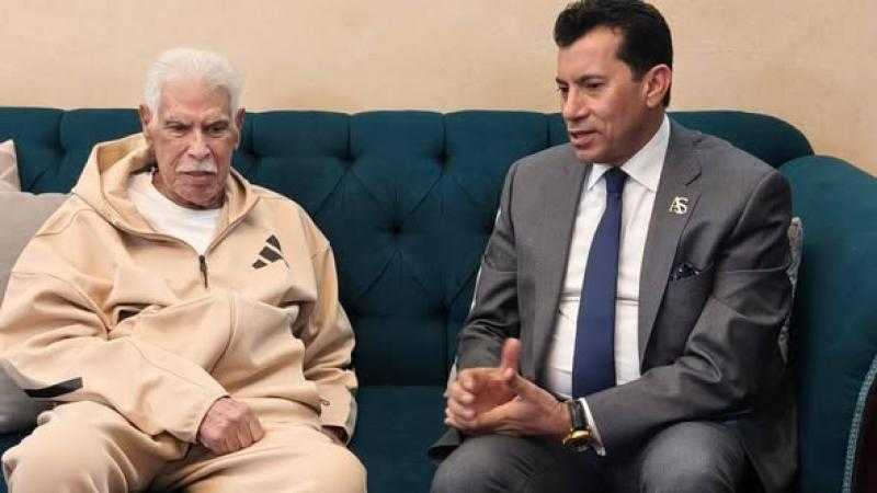 وزير الشباب والرياضة يطمئن على الحالة الصحية للكابتن حسن شحاتة