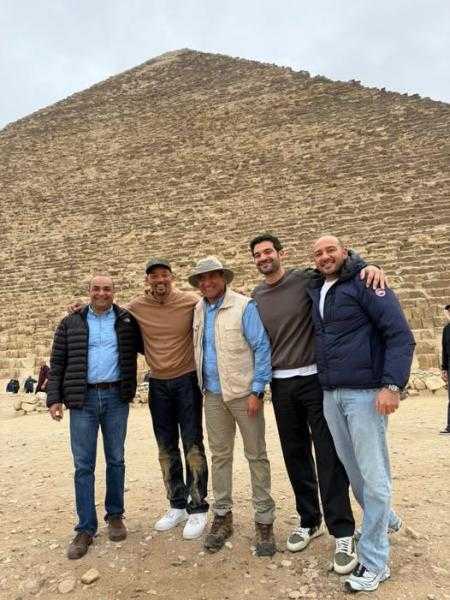 الممثل العالمي ويل سميث يزور أهرامات الجيزة خلال إجازته في مصر